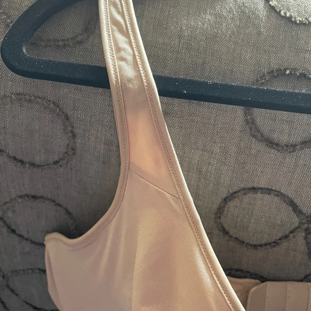 Lilyette Bra nude 38D .  Unpadded underwire style.  Adjustable straps.  EUC - Picture 5 of 12
